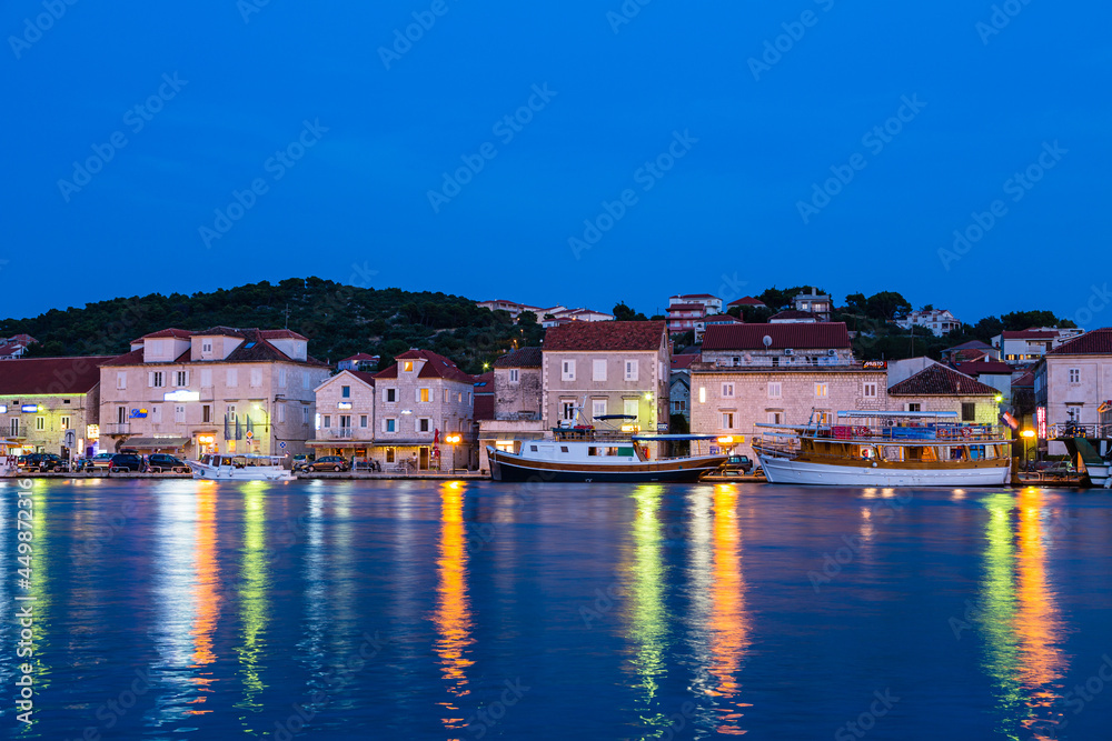 クロアチア　トロギルの旧市街から見える対岸の夜景
