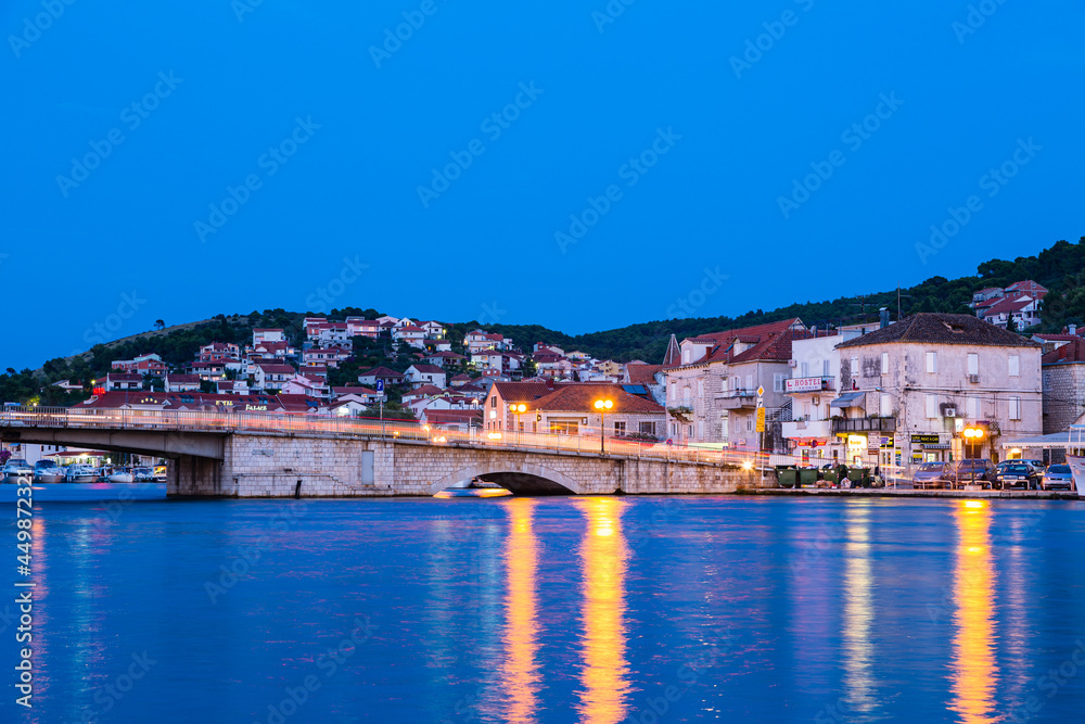 クロアチア　トロギルの旧市街から見える橋の夜景