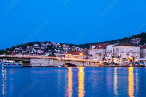 Fototapeta Naklejka Na Ścianę i Meble -  クロアチア　トロギルの旧市街から見える橋の夜景