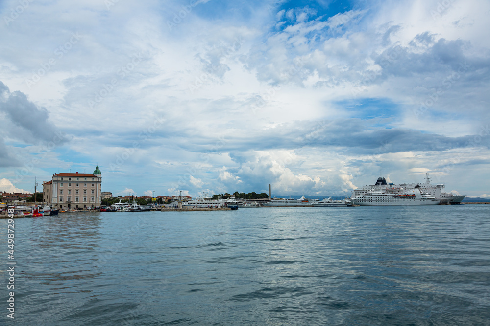 Naklejka premium クロアチア スプリットの旧市街の海岸