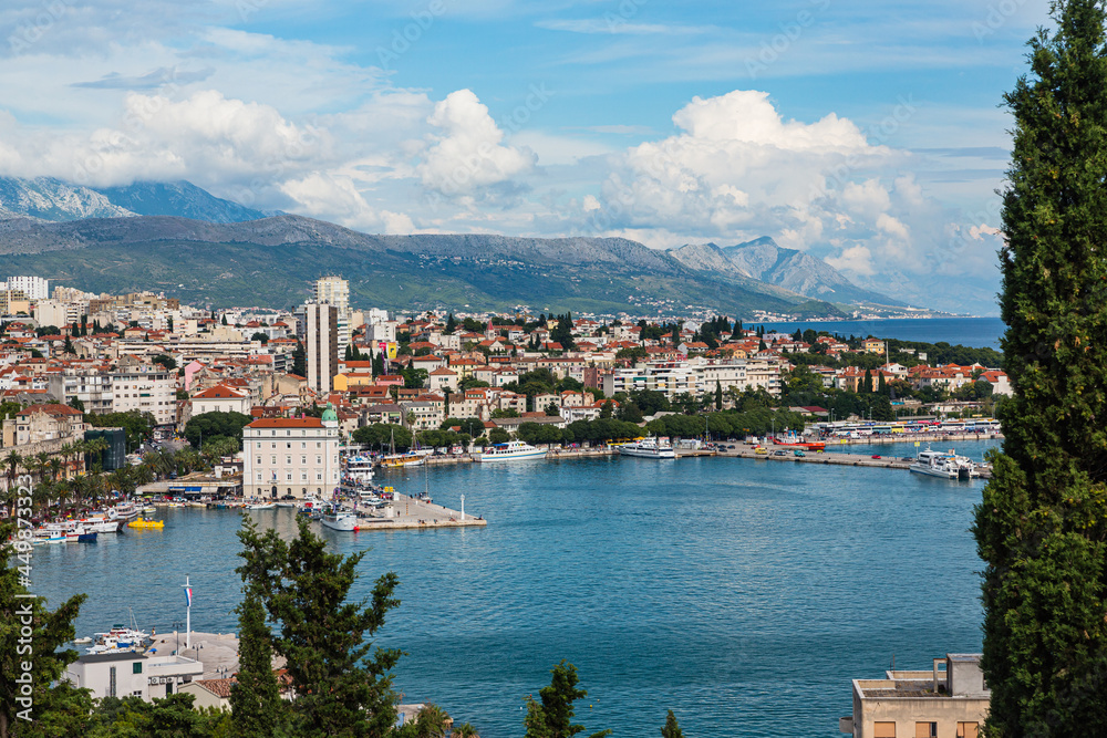 Obraz premium クロアチア スプリットのマリヤンの丘から眺める市街地とアドリア海