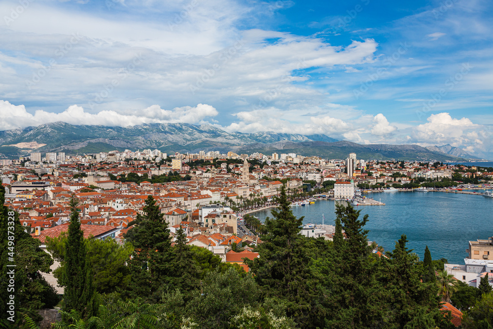 クロアチア　スプリットのマリヤンの丘から眺める市街地とアドリア海