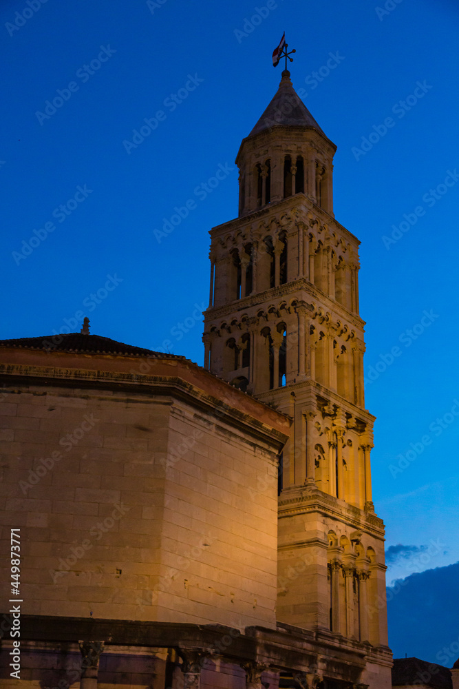 クロアチア　夜のスプリットの旧市街の聖ドムニウス大聖堂