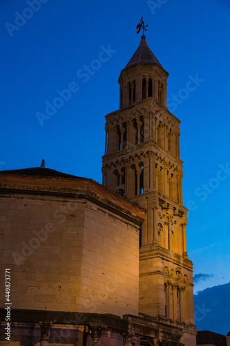 クロアチア 夜のスプリットの旧市街の聖ドムニウス大聖堂
