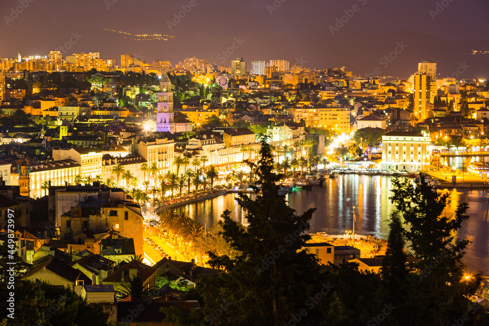 クロアチア　スプリットのマリヤンの丘から見える市街地の夜景