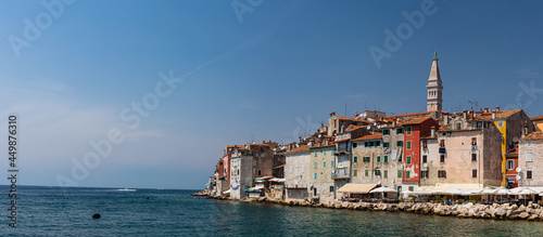 クロアチア ロヴィニのアドリア海と旧市街の街並み