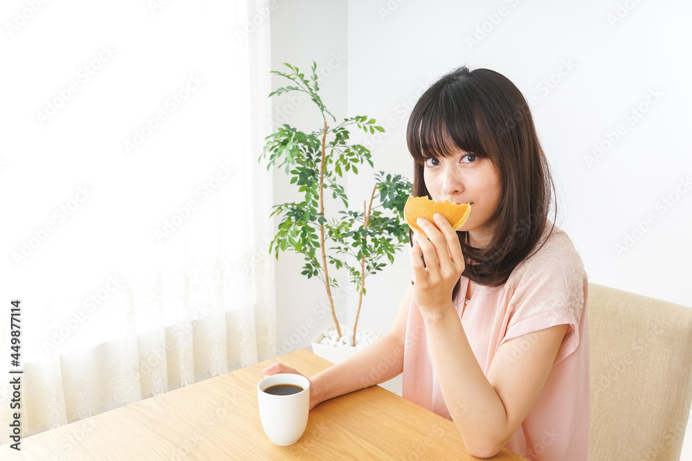 朝食を食べる若い女性 朝食を食べる若い女性