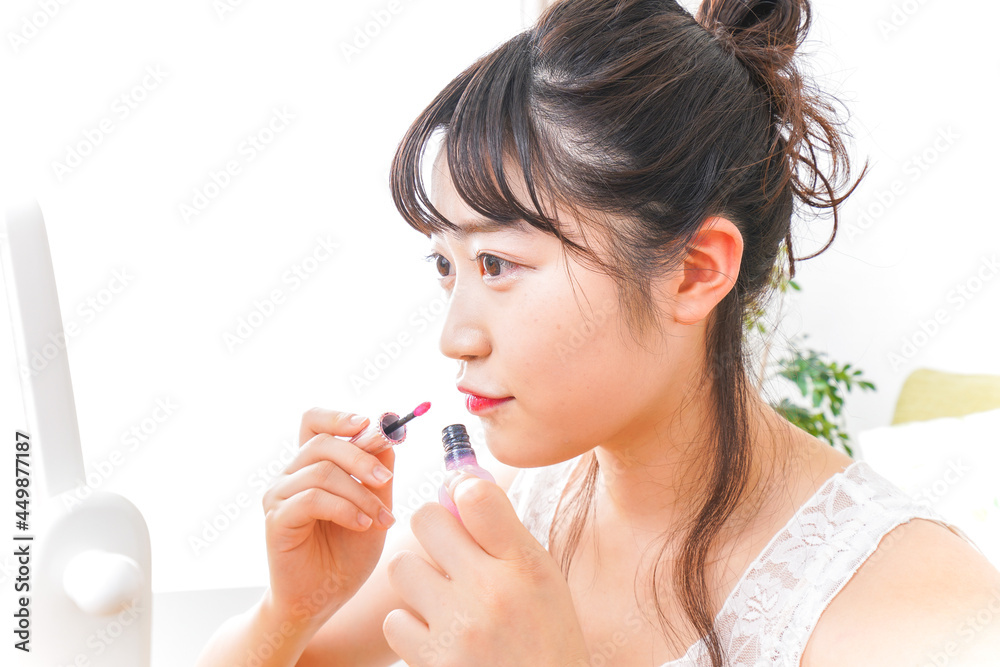 オフィスでデスクワークをする若いビジネスウーマン オフィスでデスクワークをする若いビジネスウーマン