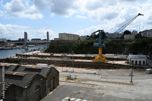 Cales sèches et grue portuaire de Brest avec le pont de La Recouvrance au second plan photo