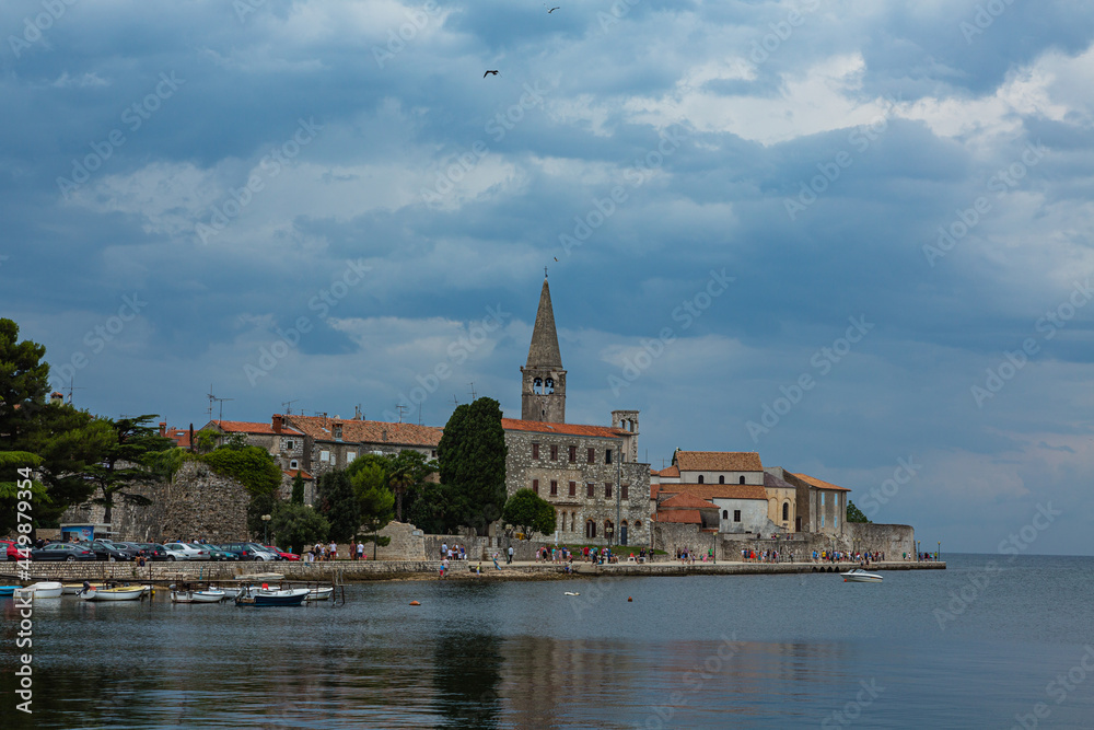 クロアチア　ポレッチの旧市街の街並みとアドリア海