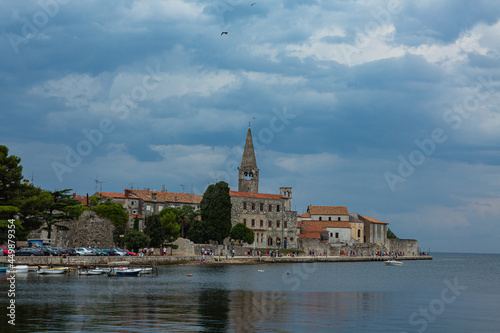 クロアチア ポレッチの旧市街の街並みとアドリア海