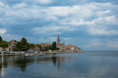 クロアチア　ポレッチの旧市街の街並みとアドリア海 © pespiero