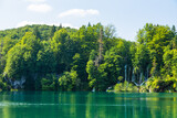 クロアチア　プリトヴィツェ湖群国立公園のエメラルドグリーンの湖と流れ落ちる滝