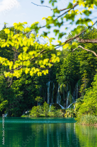 クロアチア プリトヴィツェ湖群国立公園のエメラルドグリーンの湖と流れ落ちる滝