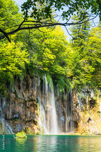 クロアチア プリトヴィツェ湖群国立公園の流れ落ちる滝 © pespiero