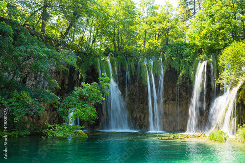 クロアチア　プリトヴィツェ湖群国立公園の緑に囲まれた滝 © pespiero