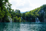 クロアチア　プリトヴィツェ湖群国立公園の滝とエメラルドグリーンの湖
