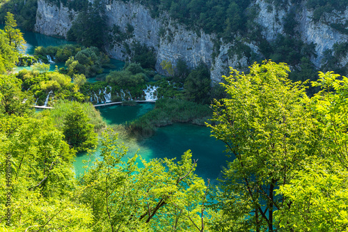 クロアチア　プリトヴィツェ湖群国立公園の湖とハイキングコース © pespiero