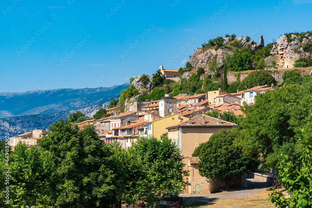 Vue sur le village d'Aiguine en Provence