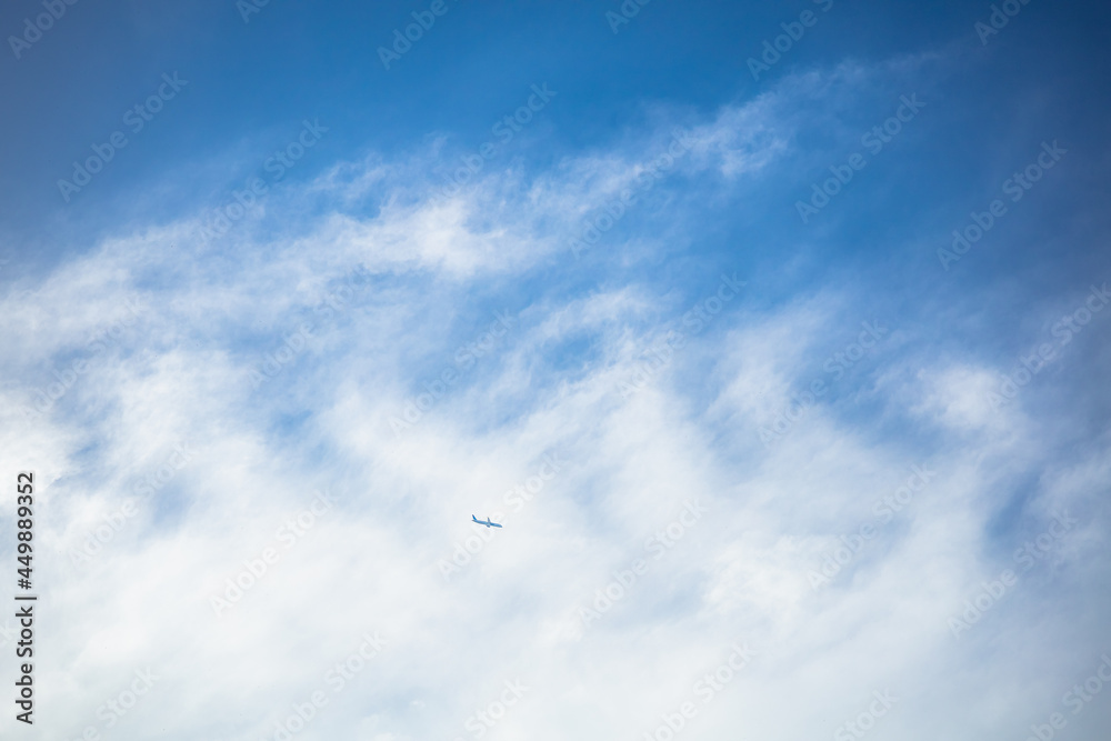 구름 아래 비행기, 언제쯤 해외 여행을 갈 수 있을까?