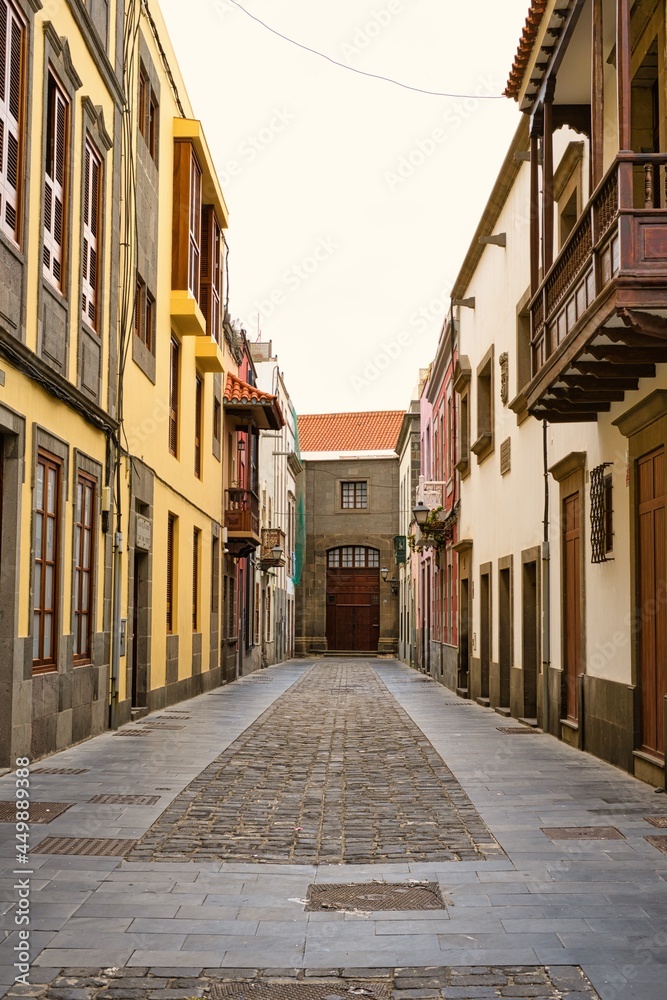 Obraz premium Old alley in Gran Canaria in Spain