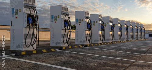 Tela Fast charging station for electric cars equipped with a quick charger