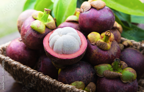 Photos mangosteen fruits in basket