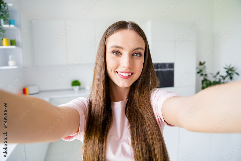 Photo portrait young woman smiling taking selfie in kitchen at home