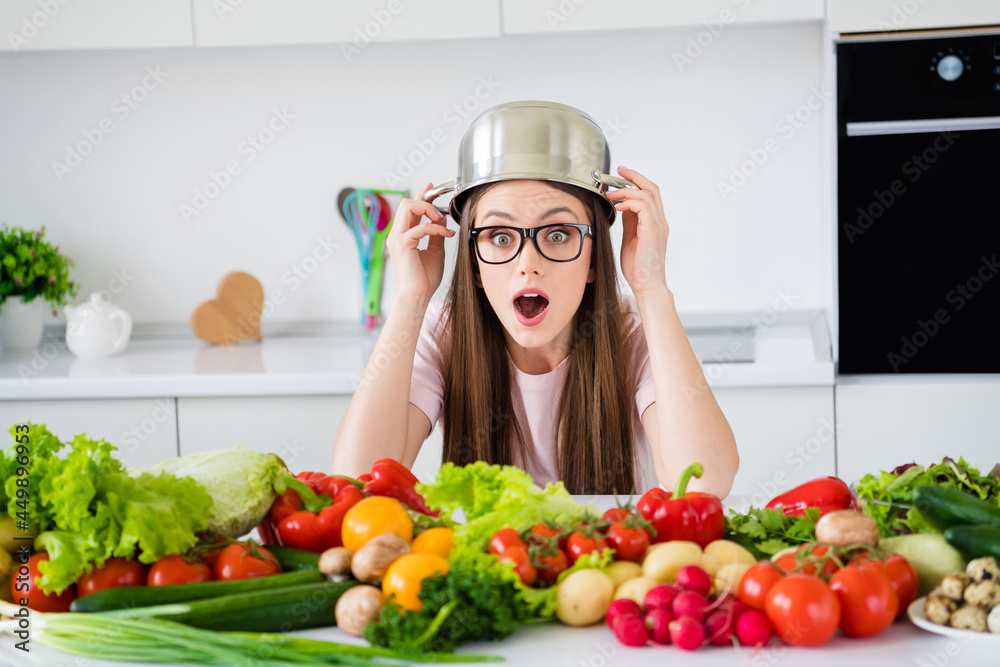 Photo portrait young woman wearing glasses dont want cook meal pan on head Photo portrait young woman wearing glasses dont want cook meal pan on head