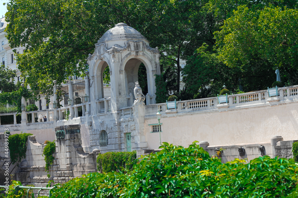 Obraz premium stadtpark in vienna, architectural buildings in the center of vienna
