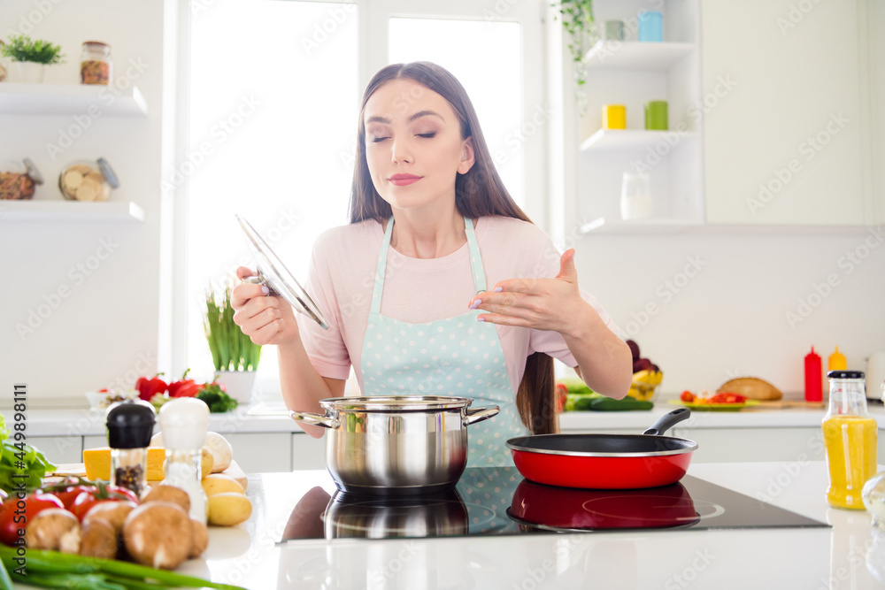 Photo portrait young woman cooking soup smelling scent