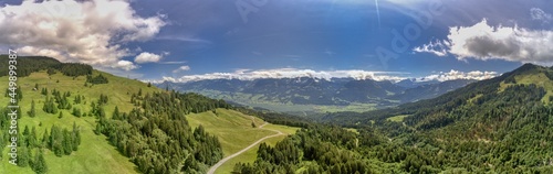 Ein Blick auf den Sarnersee in Obwalden, Schweiz (Luftaufnahme im August 2021) photo