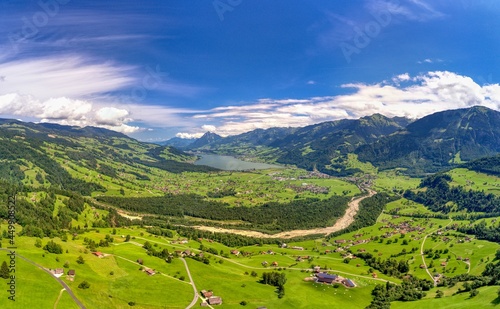 Ein Blick auf den Sarnersee in Obwalden, Schweiz (Luftaufnahme im August 2021) photo