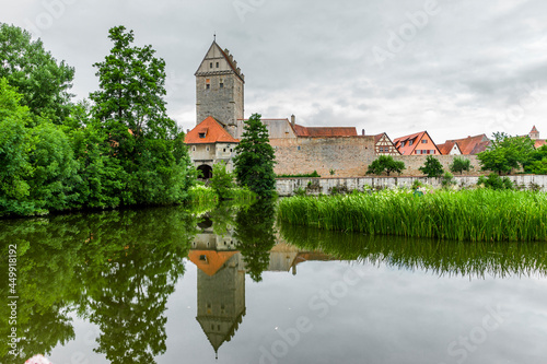 Rothenburger Tor und Weiher von Dinkelsbühl in Bayern