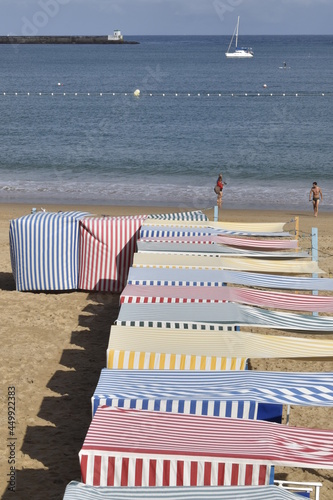 Cabines de plage colorées devant la baie de  Saint Jean de Luz, dans le pays basque