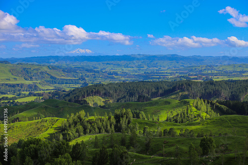 Fototapeta Naklejka Na Ścianę i Meble -  New Zealand landscape with mountains and clouds