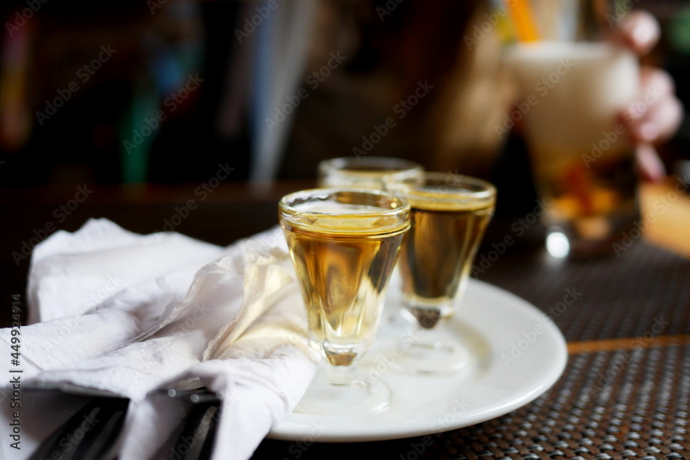 Kieliszki z alkoholem (nalewką) w restauracji. Kieliszki z alkoholem (nalewką) w restauracji.