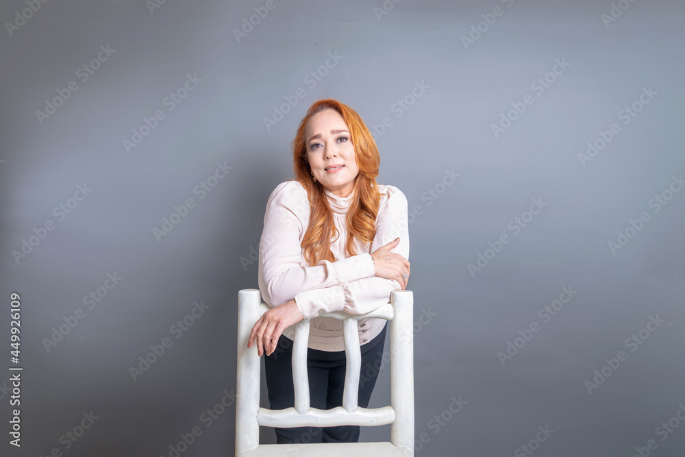 Caucasian Latin mature woman wearing elegant in executive photography recharged in rustic chair Caucasian Latin mature woman wearing elegant in executive photography recharged in rustic chair