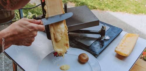 Der Raclette - Käse wird geschmolzen und dann direkt ab dem Käse in das Teller gestrichen