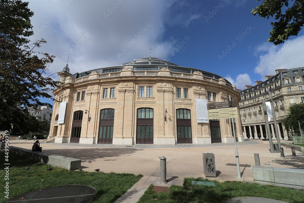 La bourse de commerce, ancienne halle aux blés, et désormais lieu d'exposition de la collection d'art Pinault vue de l'extérieur, ville de Paris, France