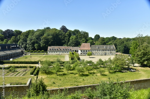 Les bâtiments historiques de l'abbaye du Rouge-Cloître avec ses jardins en plein coeur de la forêt de Soignes à Auderghem  photo