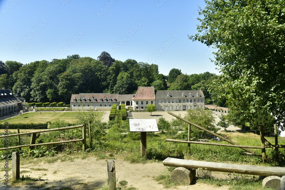 Les bâtiments historiques de l'abbaye du Rouge-Cloître avec ses jardins en plein coeur de la forêt de Soignes à Auderghem 