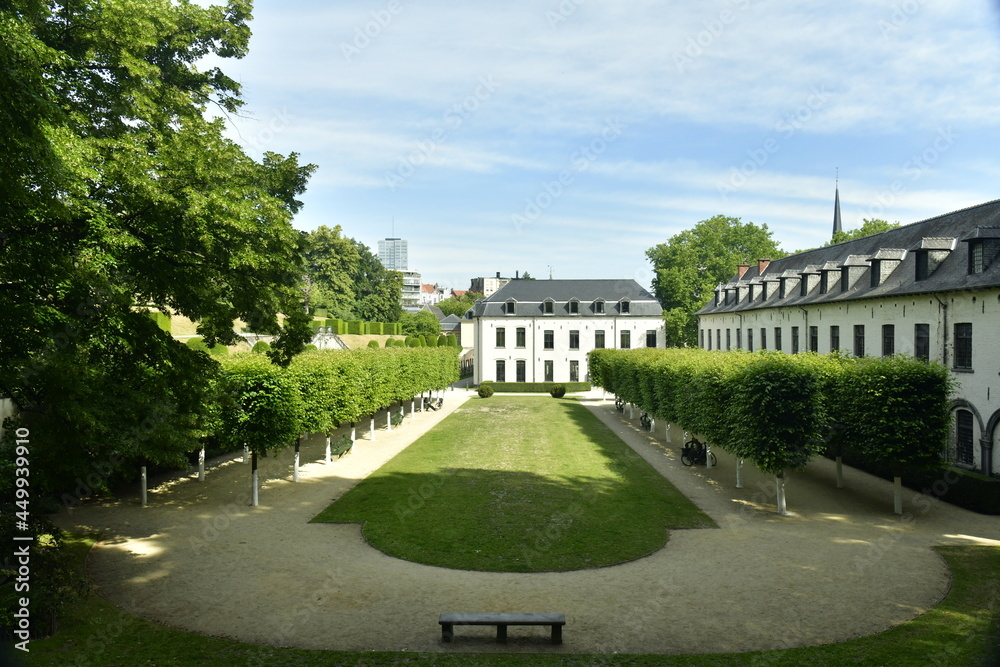 La pelouse principale entre deux rangées de platanes et les bâtiments historiques de l'abbaye de la Cambre à Bruxelles