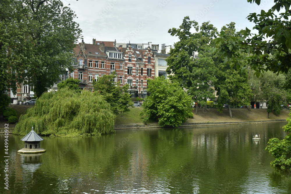 Les étangs d'Ixelles entouré de verdure et d'immeubles à appartements et maisons de maître dans l'un des quartiers résidentiels de Bruxelles