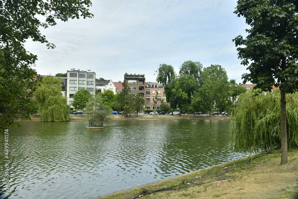 Les étangs d'Ixelles entouré de verdure et d'immeubles à appartements et maisons de maître dans l'un des quartiers résidentiels de Bruxelles