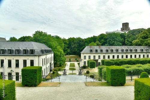 Les bâtiments de l'abbaye de la Cambre à Bruxelles vus depuis l'un des perrons des jardins en terrasses   photo