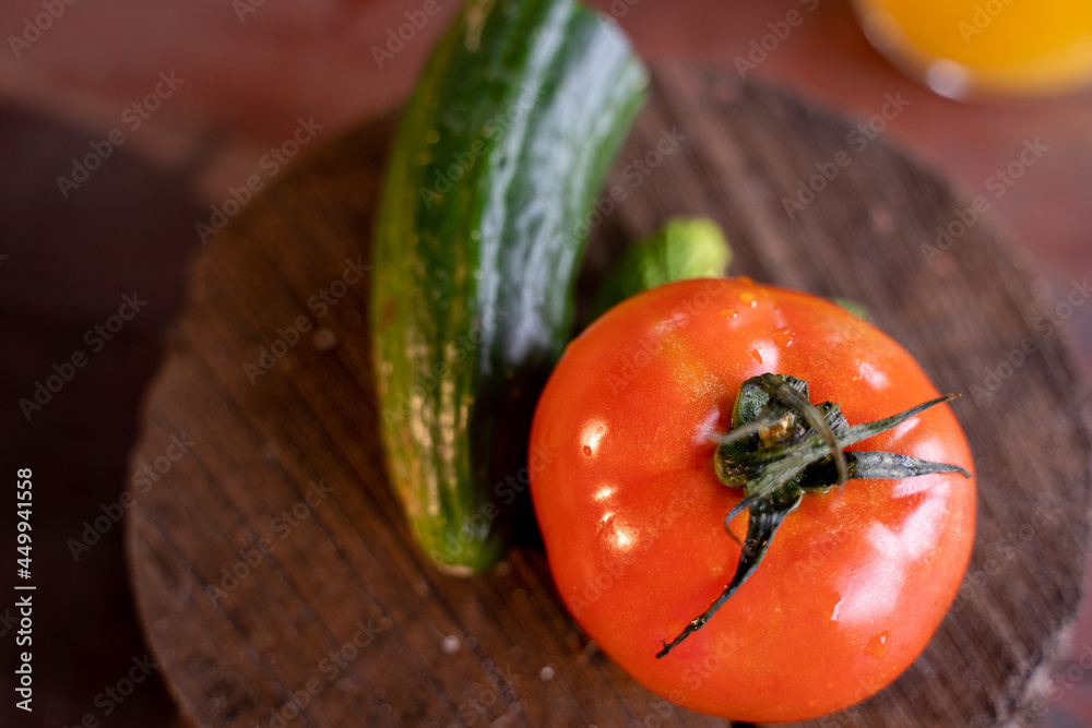 Mujer cocinando al aire libre, comida vegetariana Mujer cocinando al aire libre, comida vegetariana