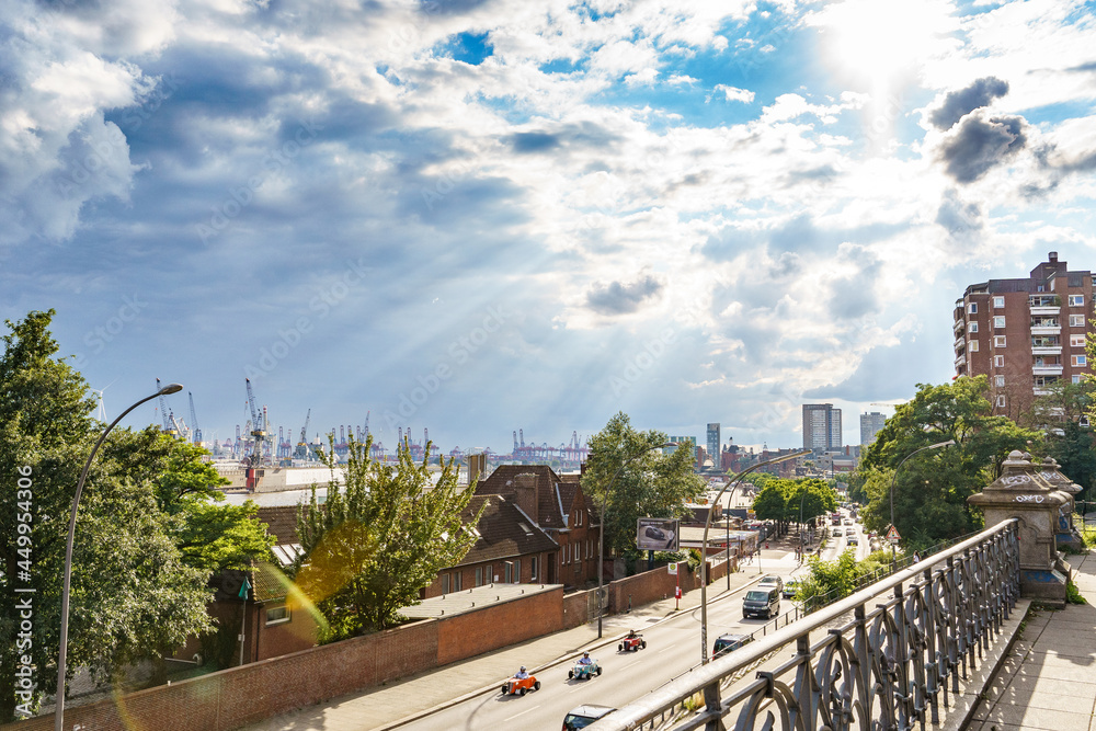 Obraz premium Sonniger Tag in Hamburg am Hafen