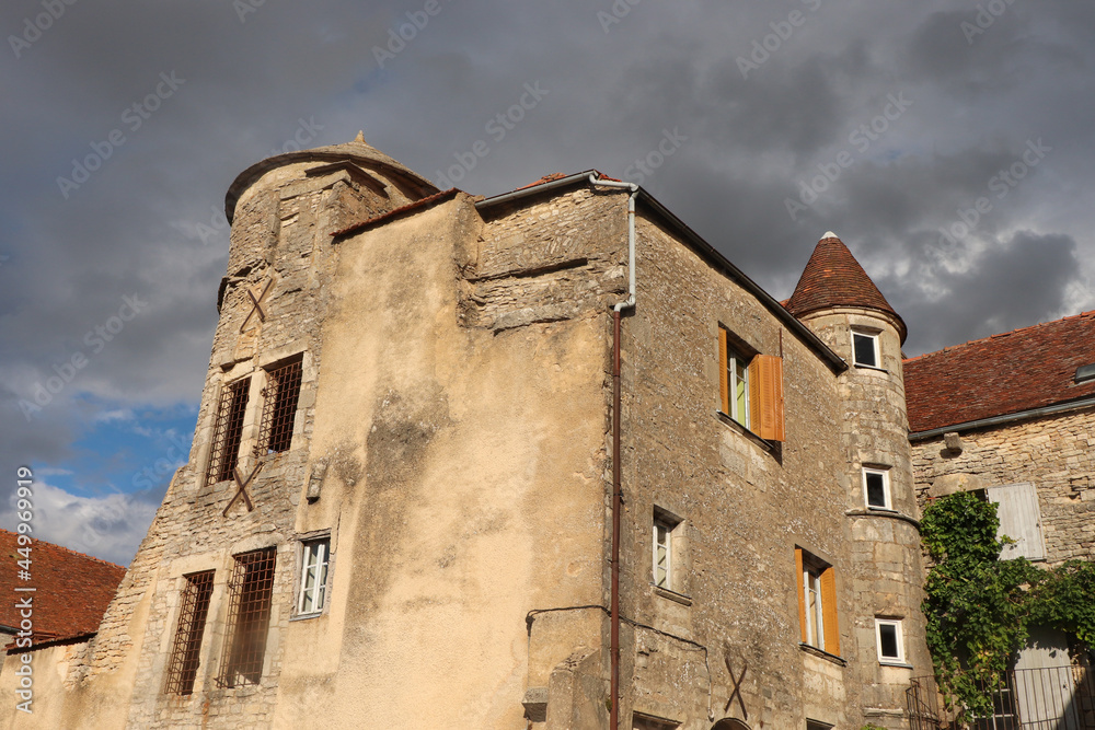 Bourgogne - Côte d'Or - Flavigny-sur-Ozerain - Vieille maison médiévale du village avec fenêtres grillagées