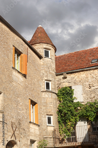 Bourgogne - Côte d'Or - Flavigny-sur-Ozerain - Vieille tour médiévale sur une place du village
